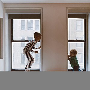 Zwei spielende Kinder