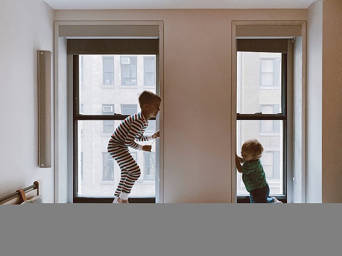 Zwei spielende Kinder